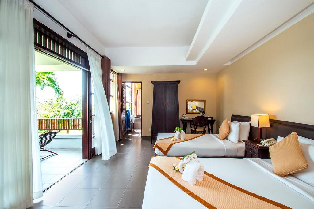 Biệt Thự 3 Phòng Ngủ Bên Sườn Đồi Có Hồ Bơi Riêng