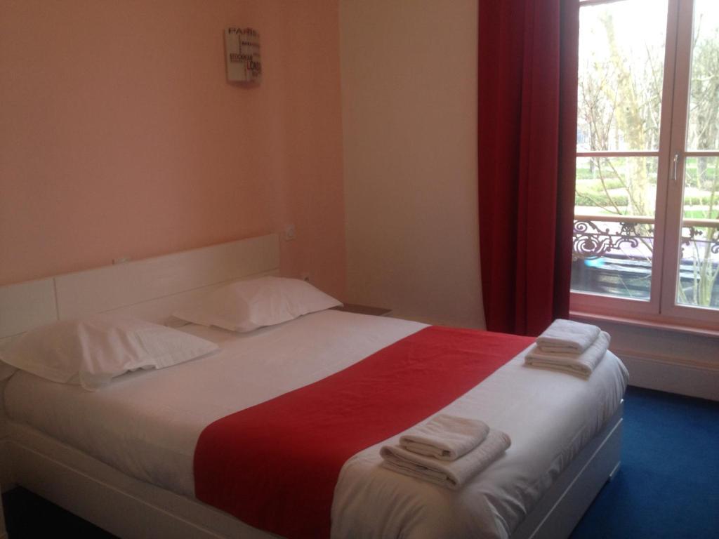 Postel nebo postele na pokoji v ubytování Hotel Couleurs Sud Centre-ville Gare Charleville-Mézières