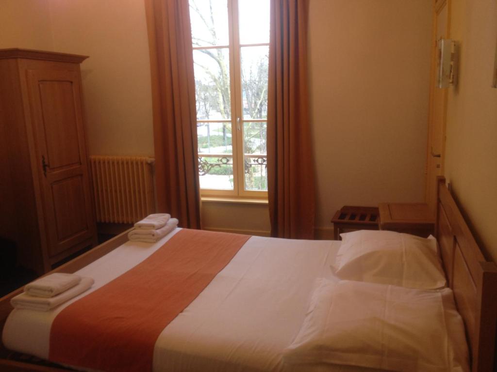 Postel nebo postele na pokoji v ubytování Hotel Couleurs Sud Centre-ville Gare Charleville-Mézières