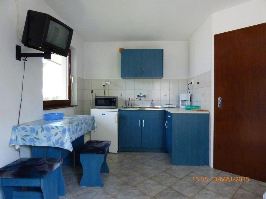 Kuchyňa alebo kuchynka v ubytovaní Fábián Apartman-ház