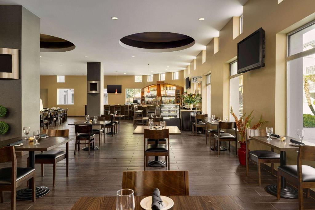 Restaurace v ubytování Wyndham Phoenix Airport - Tempe