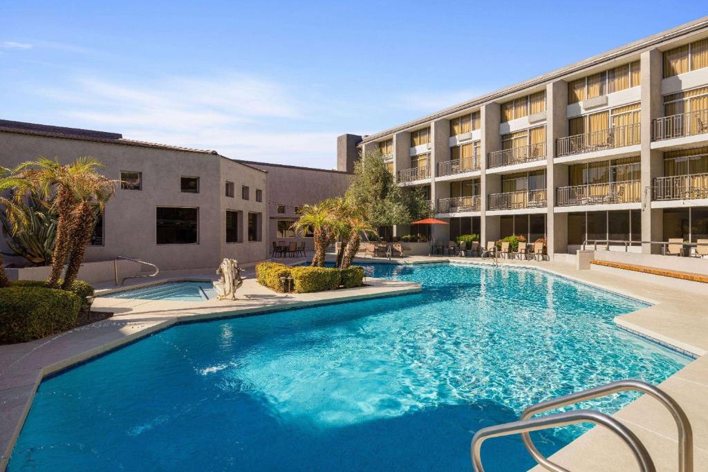 Bazén v ubytování Wyndham Phoenix Airport - Tempe nebo v jeho okolí