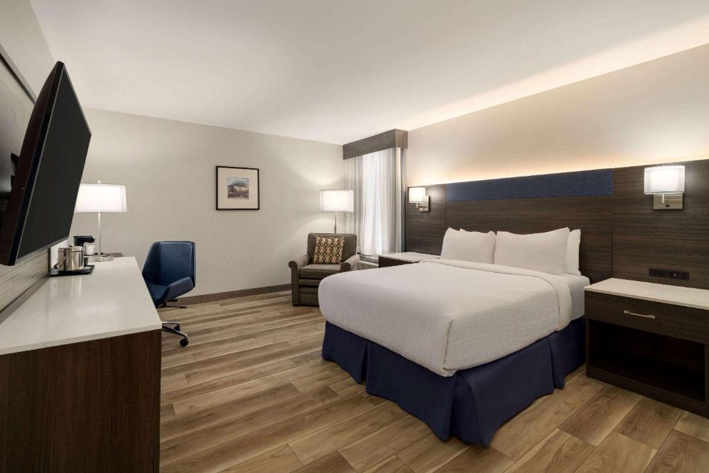 Postel nebo postele na pokoji v ubytování Wyndham Phoenix Airport - Tempe