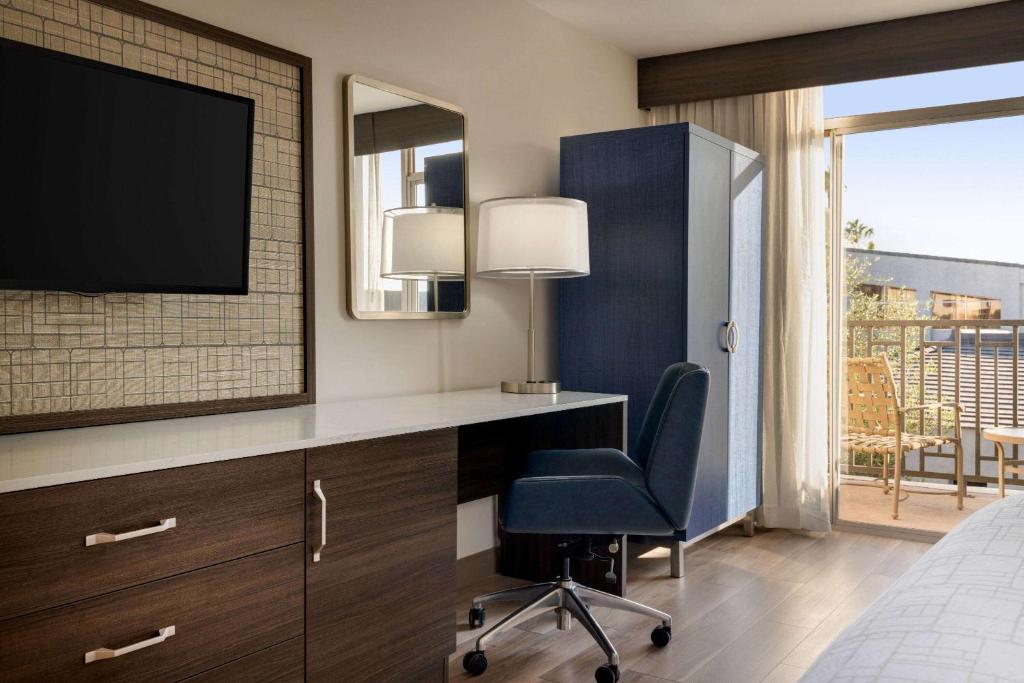 TV a/nebo společenská místnost v ubytování Wyndham Phoenix Airport - Tempe