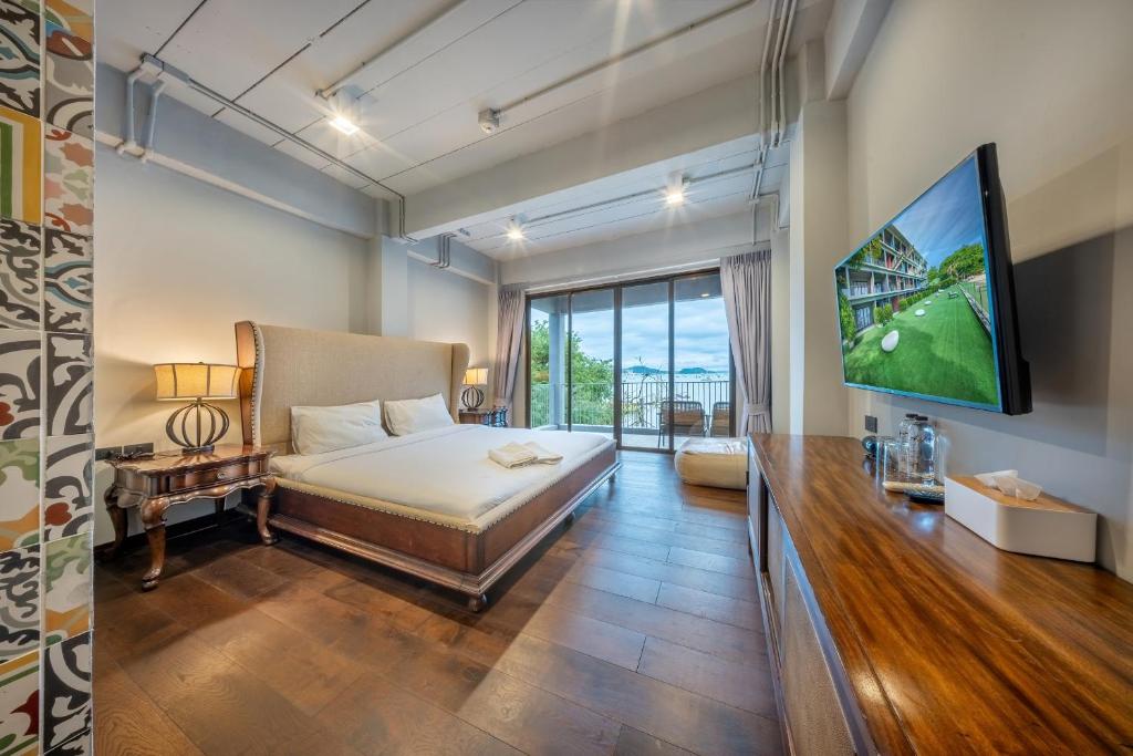 Postel nebo postele na pokoji v ubytování SHIN Arch39 Phuket Beach Front - SHA Plus