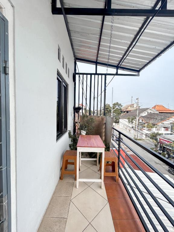 Balkón nebo terasa v ubytování Rama Shinta Guest House & Coffee
