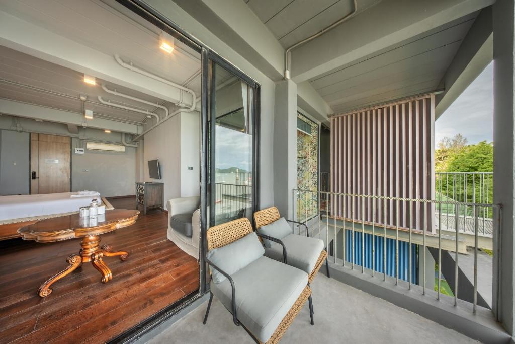 Posezení v ubytování SHIN Arch39 Phuket Beach Front - SHA Plus