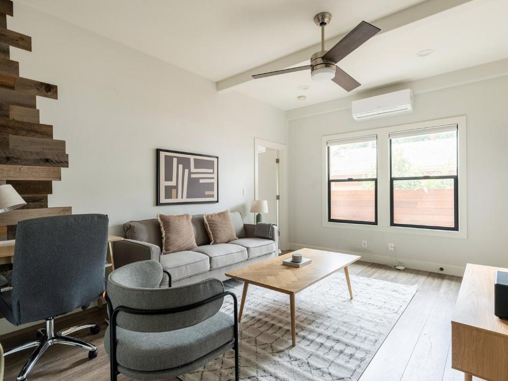 サンフランシスコにあるBlueground Palo Alto AC wd nr Stanford SFO-1769のソファとテーブルのあるリビングルーム