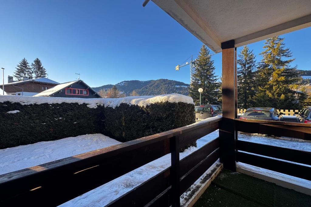 Il dispose d'un balcon enneigé offrant une vue sur les montagnes. dans l'établissement Apartment with balconies on the snow front, à Megève