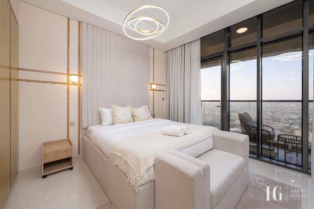 Postel nebo postele na pokoji v ubytování Sky-High Aykon City Studio