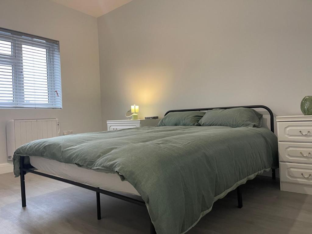 Postel nebo postele na pokoji v ubytování Morden City Rose