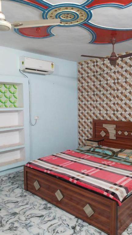 Katil atau katil-katil dalam bilik di Narsingh Sadan Home Stay