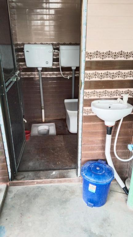 Bilik mandi di Narsingh Sadan Home Stay