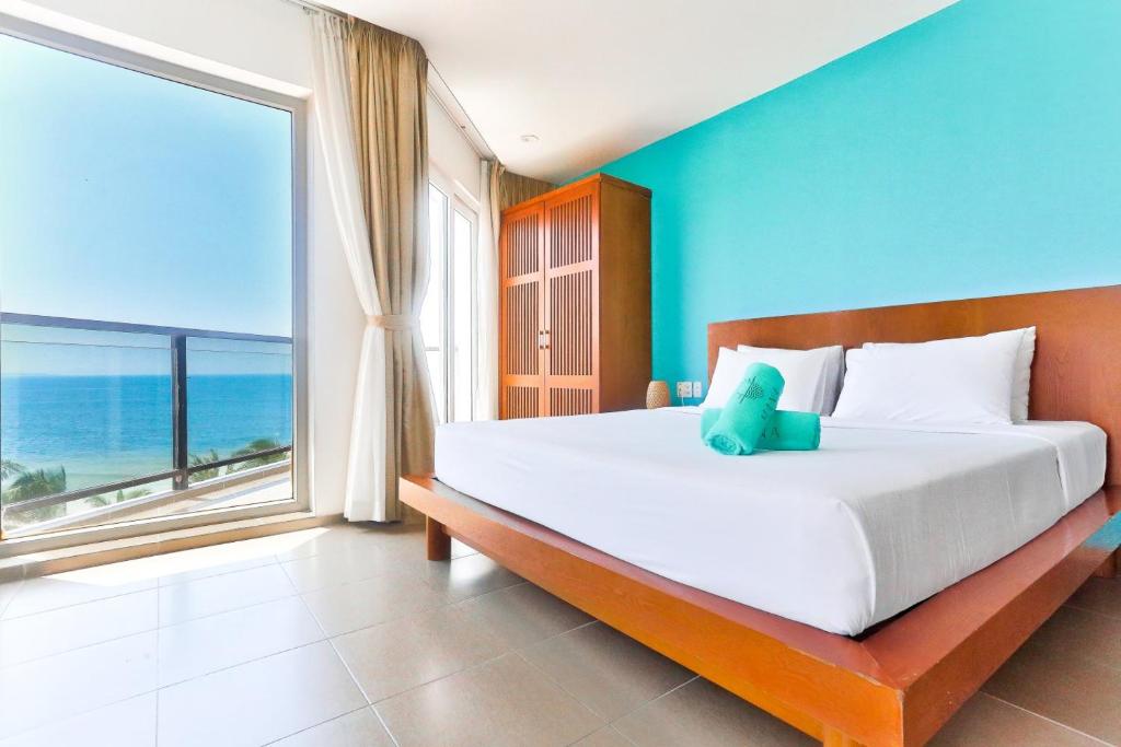 Executive Queen Room with Balcony Ocean View