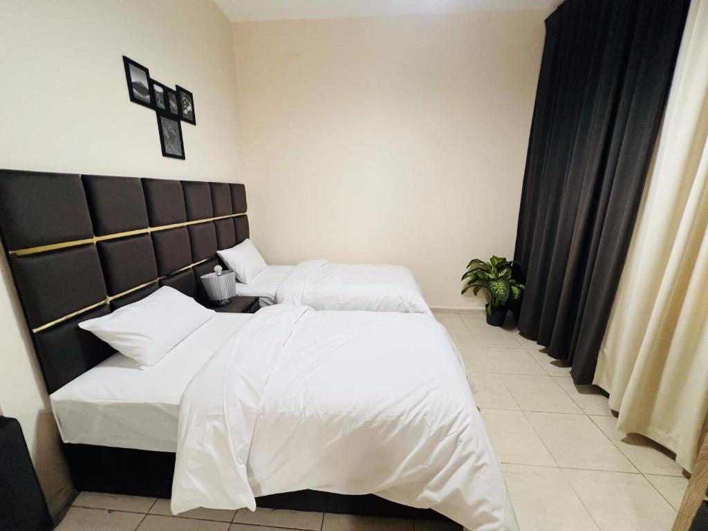 Postel nebo postele na pokoji v ubytování Landtech Vacation Homes - Baniyas Square