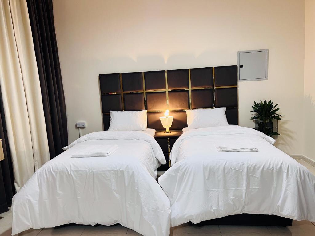 Postel nebo postele na pokoji v ubytování Landtech Vacation Homes - Baniyas Square