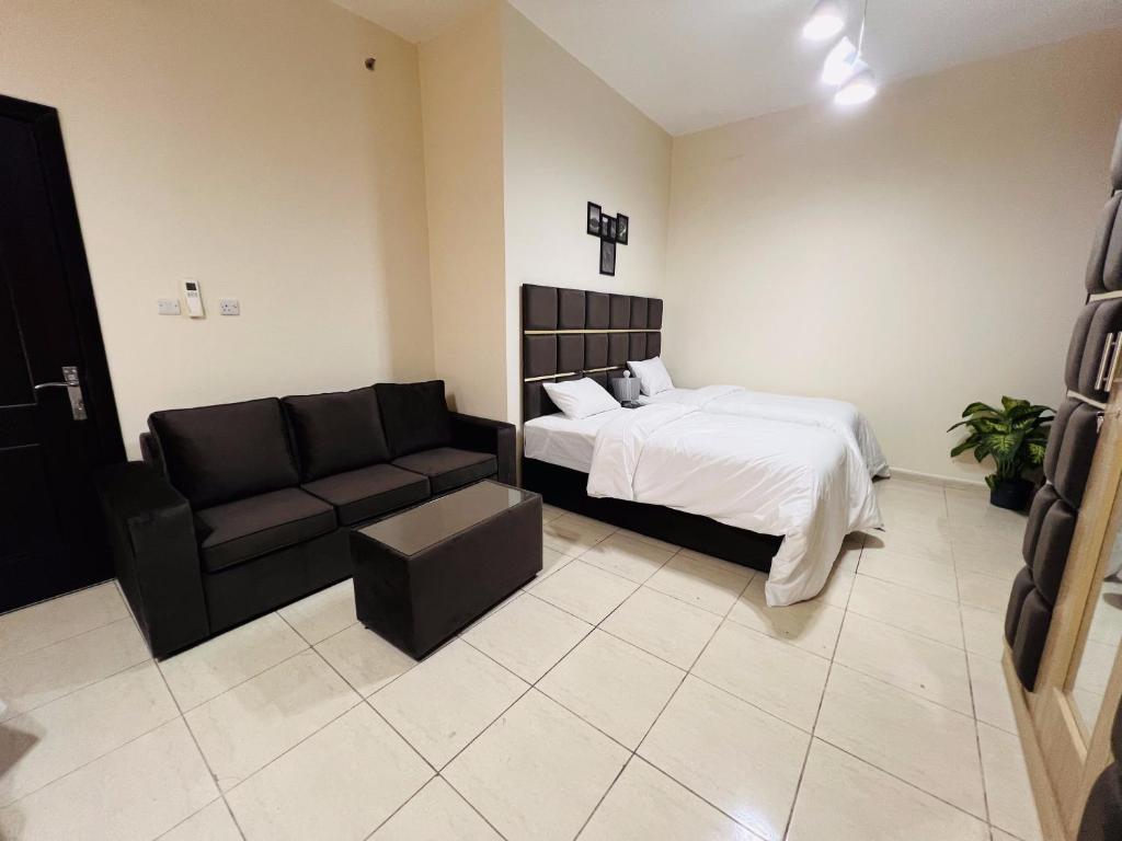 Postel nebo postele na pokoji v ubytování Landtech Vacation Homes - Baniyas Square