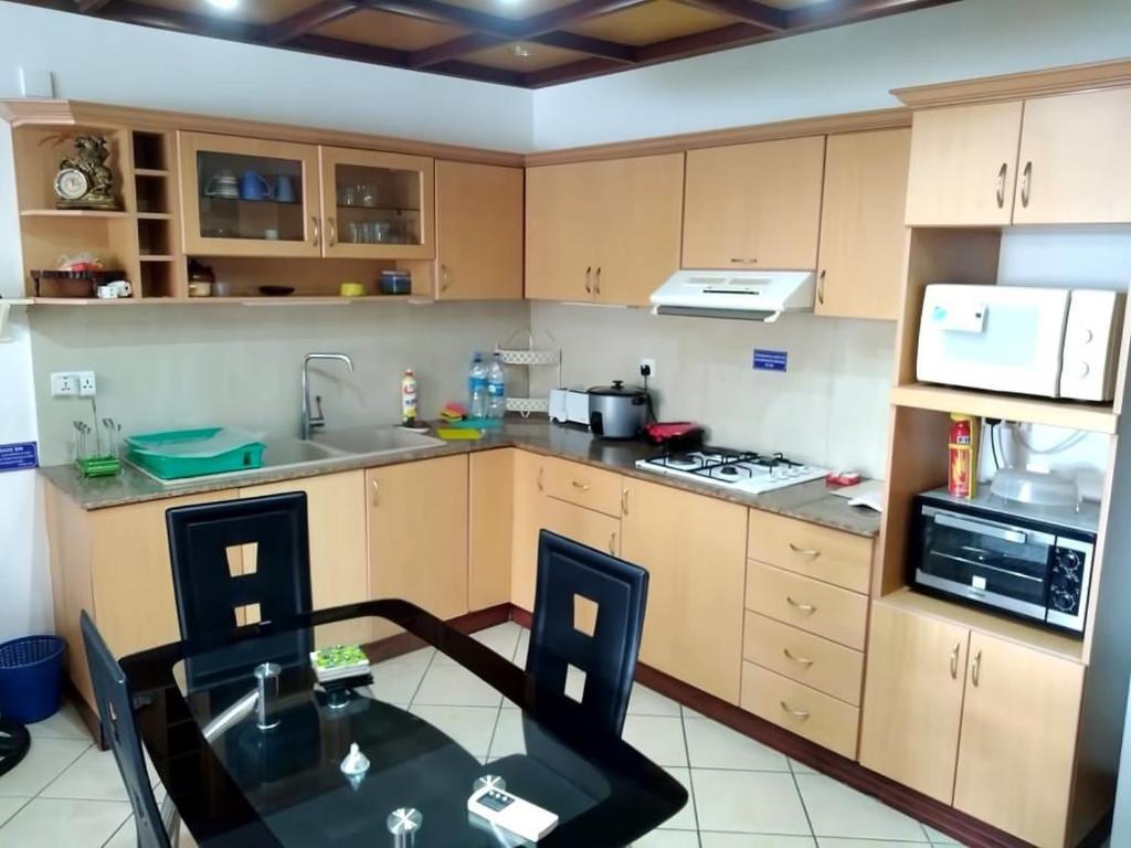 グランベにあるModern 1-bedroom apartment in Grand Bay - TRY IT!!のキッチン(テーブル、椅子付)