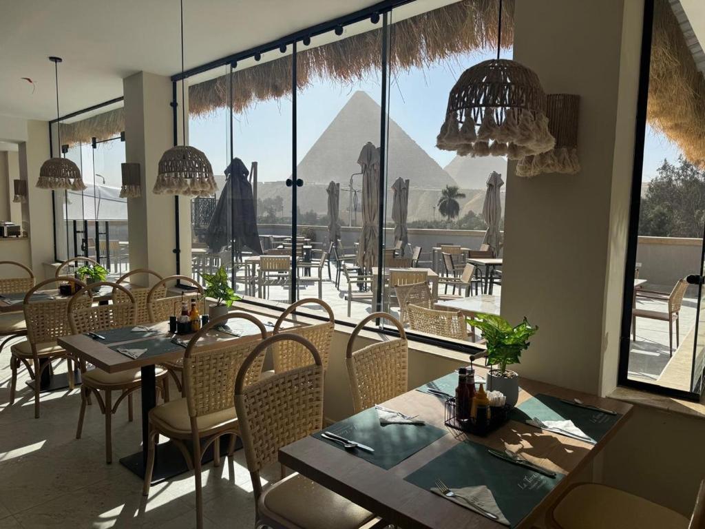 Restaurace v ubytování La Boutique Hôtel - Vue Des Pyramides