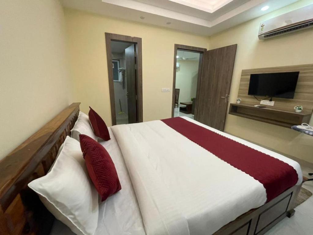 MY STAY Service Appartment的电视和/或娱乐中心