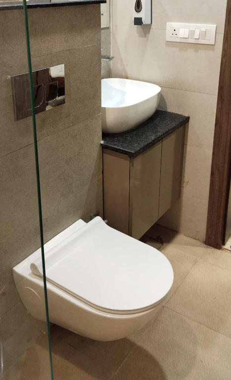 古尔冈MY STAY Service Appartment的带马桶和水槽的浴室