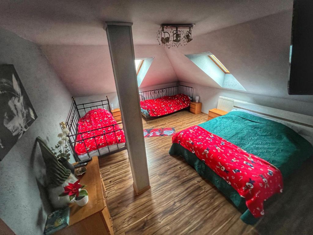 Posteľ alebo postele v izbe v ubytovaní Dom na wzgórzu - Brenna