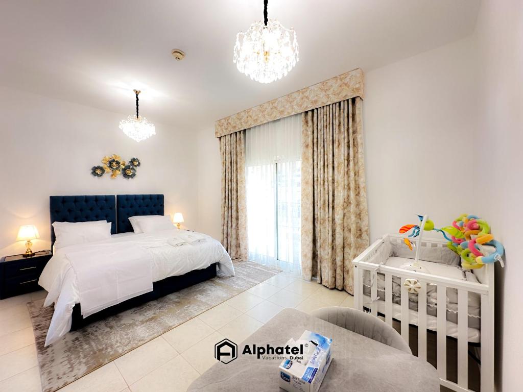 Ein Bett oder Betten in einem Zimmer der Unterkunft Stylish 3-bedroom plus Maid room - Villa in JVC - Dubai