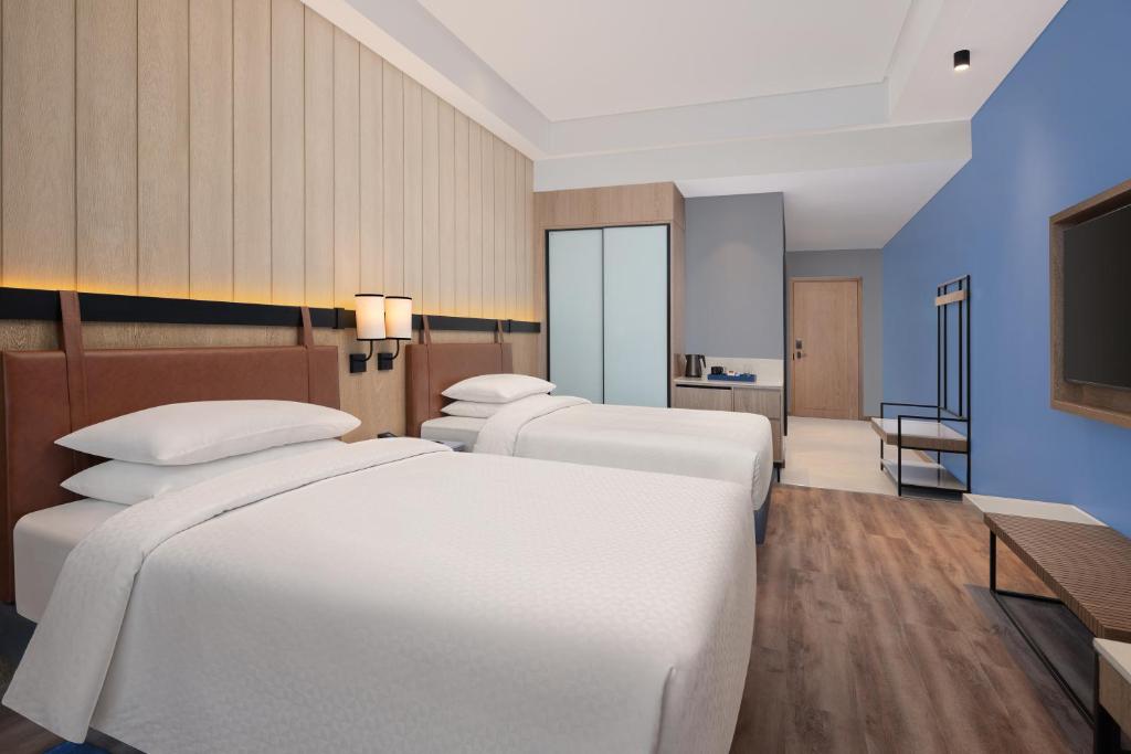 Postel nebo postele na pokoji v ubytování Four Points by Sheraton Nashik