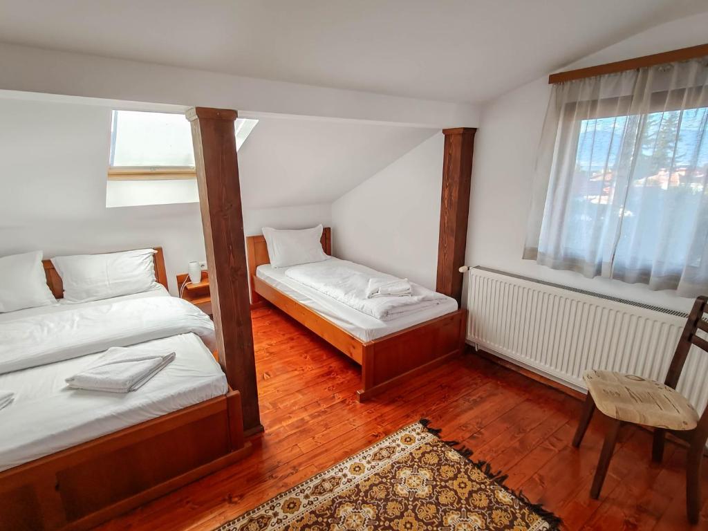 Postel nebo postele na pokoji v ubytování Todeva House Hotel and Tavern