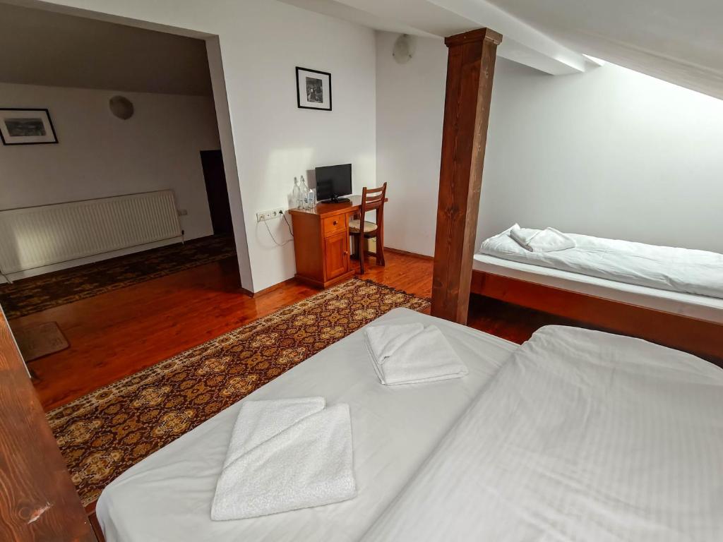 Postel nebo postele na pokoji v ubytování Todeva House Hotel and Tavern