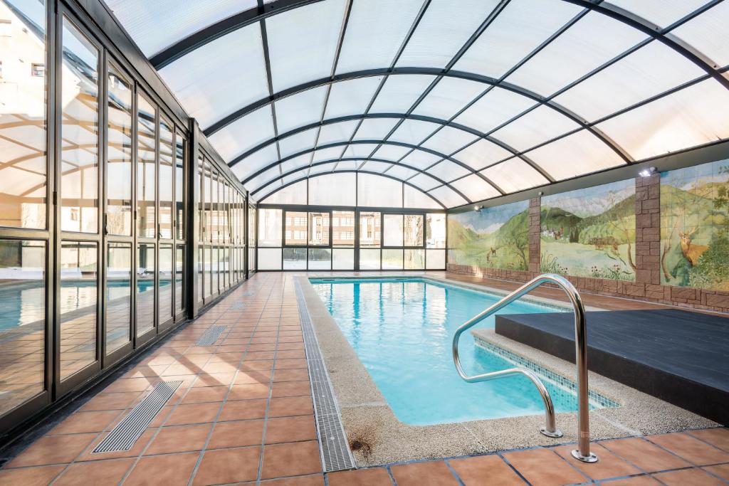 Bazén v ubytování El Refugio de Aran Vielha Aparthotel nebo v jeho okolí