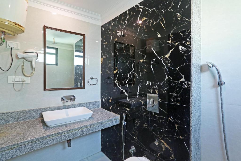 Koupelna v ubytování HOTEL The Almora By RS Global Near By Delhi International Airport With - Free Airport Drop