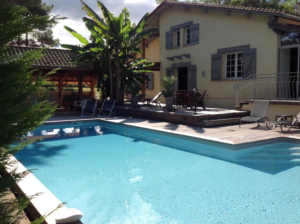 La Landaise propriété familiale, piscine chauffée