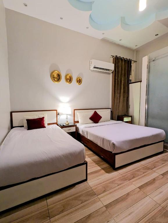 Łóżko lub łóżka w pokoju w obiekcie Nour Hostel
