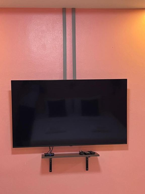 TV a/nebo společenská místnost v ubytování คลิ๊กรีสอร์ท (Click Resort)