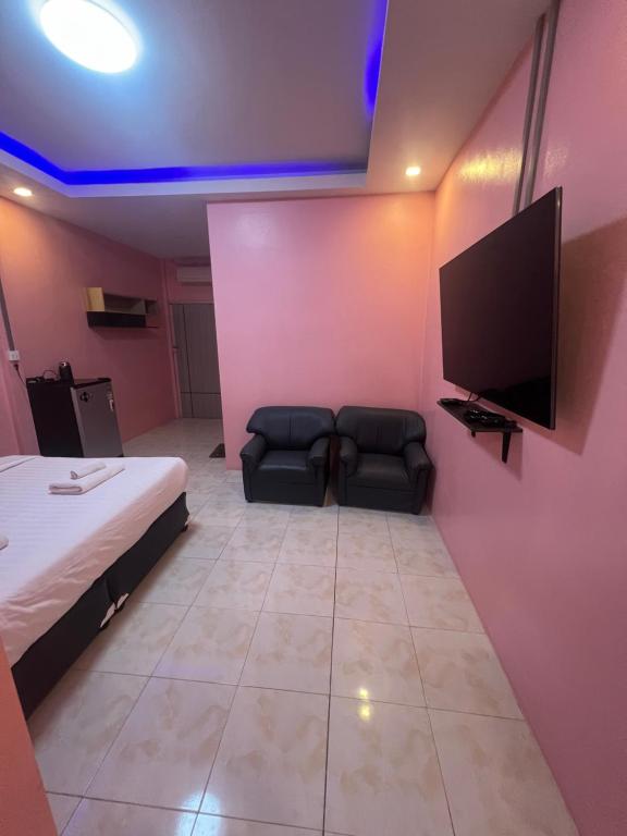 TV a/nebo společenská místnost v ubytování คลิ๊กรีสอร์ท (Click Resort)
