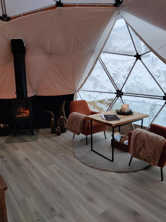 Posezení v ubytování Forbord Dome