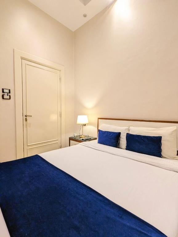 Łóżko lub łóżka w pokoju w obiekcie Nour Hostel