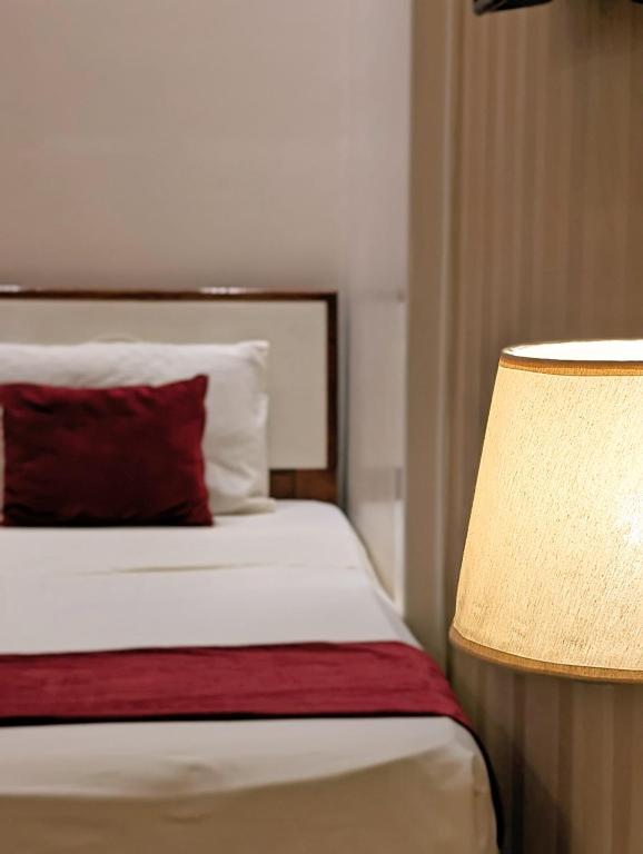 Łóżko lub łóżka w pokoju w obiekcie Nour Hostel