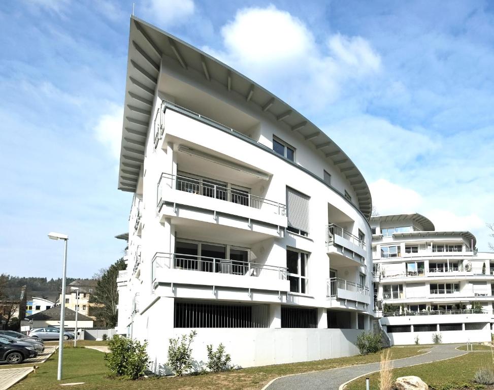 an external view of a white apartment building at Panoramalounge Moselblick - Toplage in Traben-Trarbach