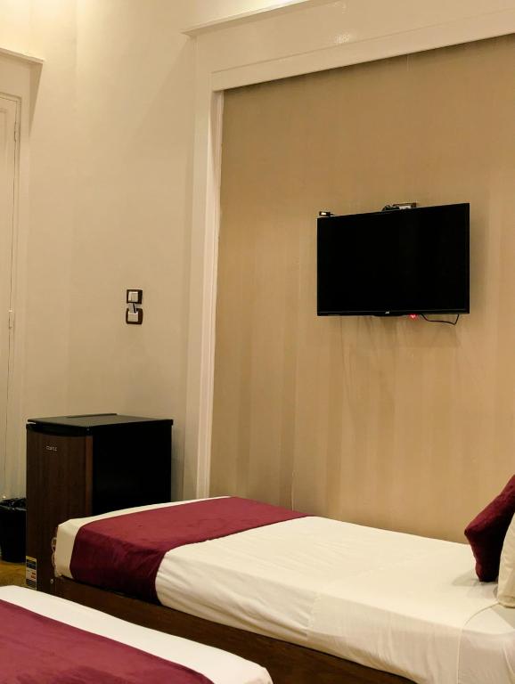 Telewizja i/lub zestaw kina domowego w obiekcie Nour Hostel