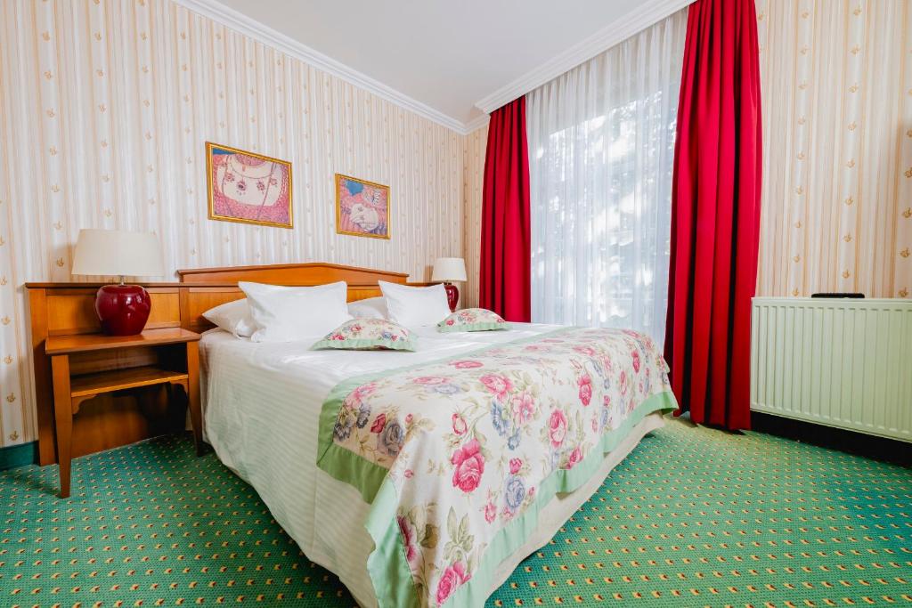 Postel nebo postele na pokoji v ubytování Hotel am Schlosspark