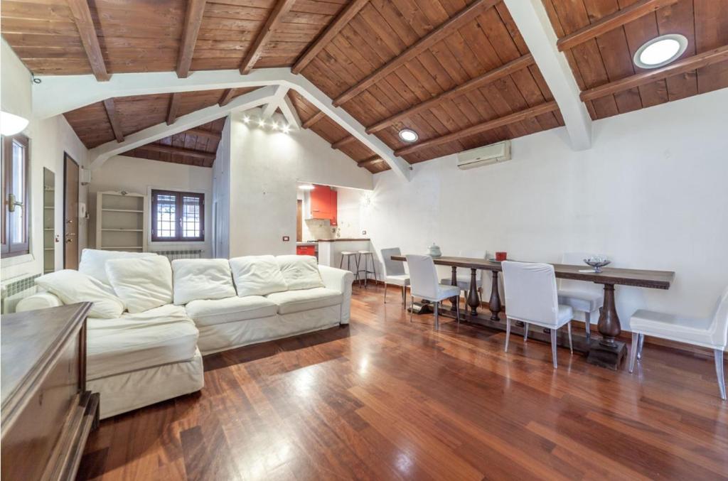 un soggiorno con divano bianco e tavolo di Domus Colosseum, detached house just few steps from the Colosseum a Roma