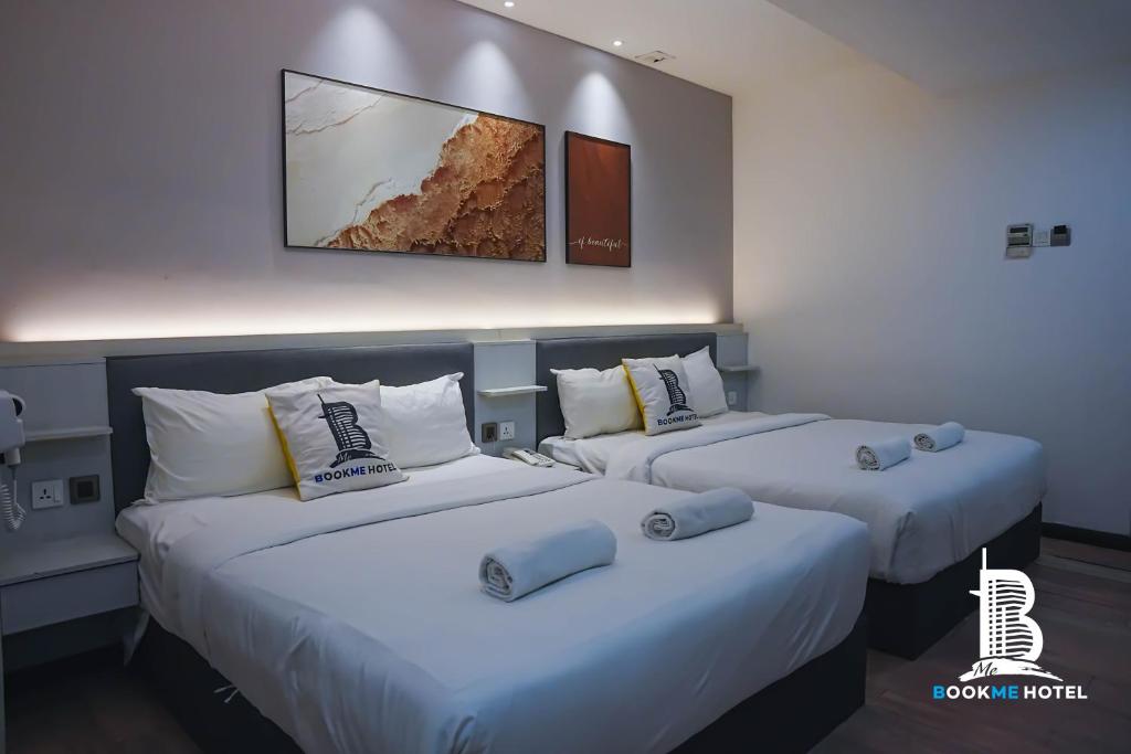 Postel nebo postele na pokoji v ubytování BOOKME HOTEL