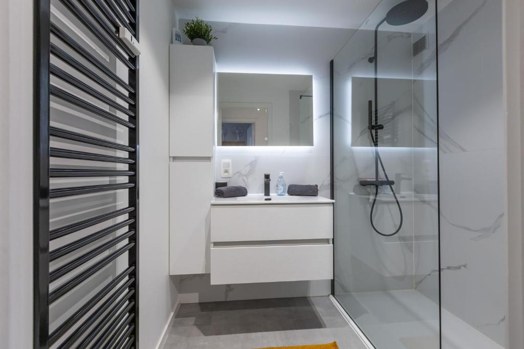オーステンデにあるOstend Center Luxury Top Floor Apartment with Free Parkingの洗面台とシャワー付きの白いバスルーム