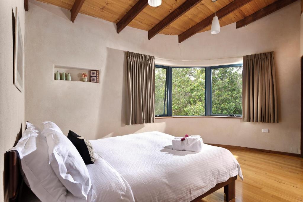 Postel nebo postele na pokoji v ubytování Aiyana Retreat