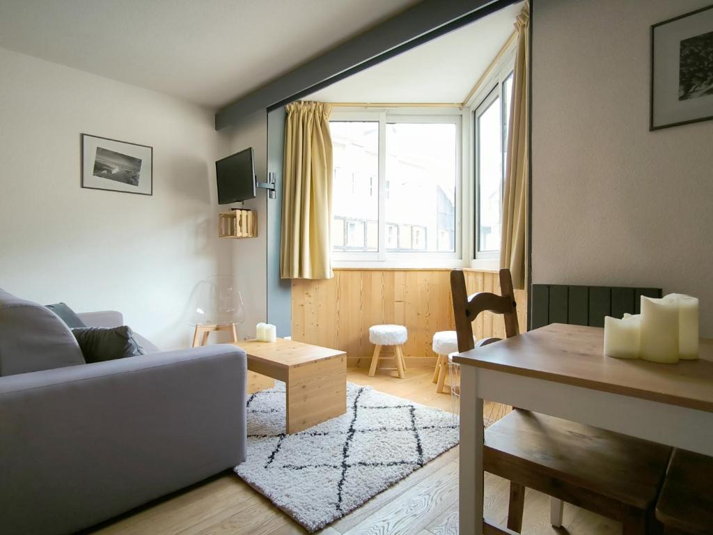 un salon avec un canapé et une table dans l'établissement Trés Jolie Appartment tout en bois, à Briançon