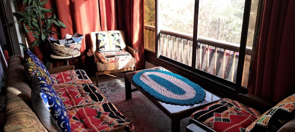 Posezení v ubytování Panorama Apartment close to Cairo Airport with free pick up and dropoff airport limousine limousine gratuite depuis et vers l'aéroport 免费利莫司汀往返机场