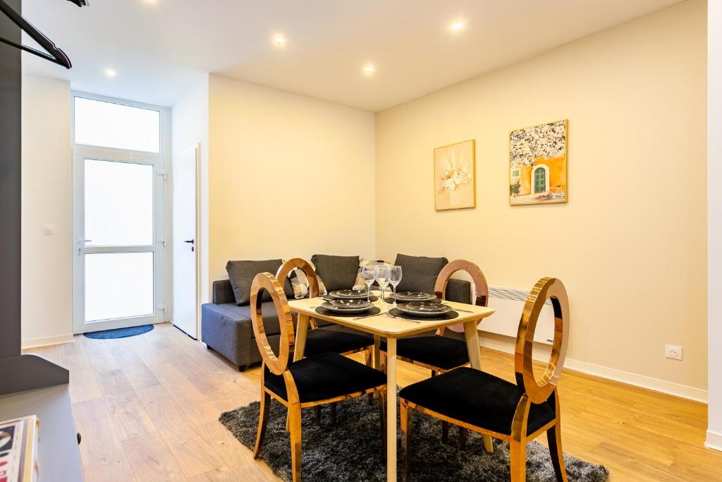 une salle à manger et un salon avec une table et des chaises dans l'établissement Strasbourg centre logement cosy, à Strasbourg