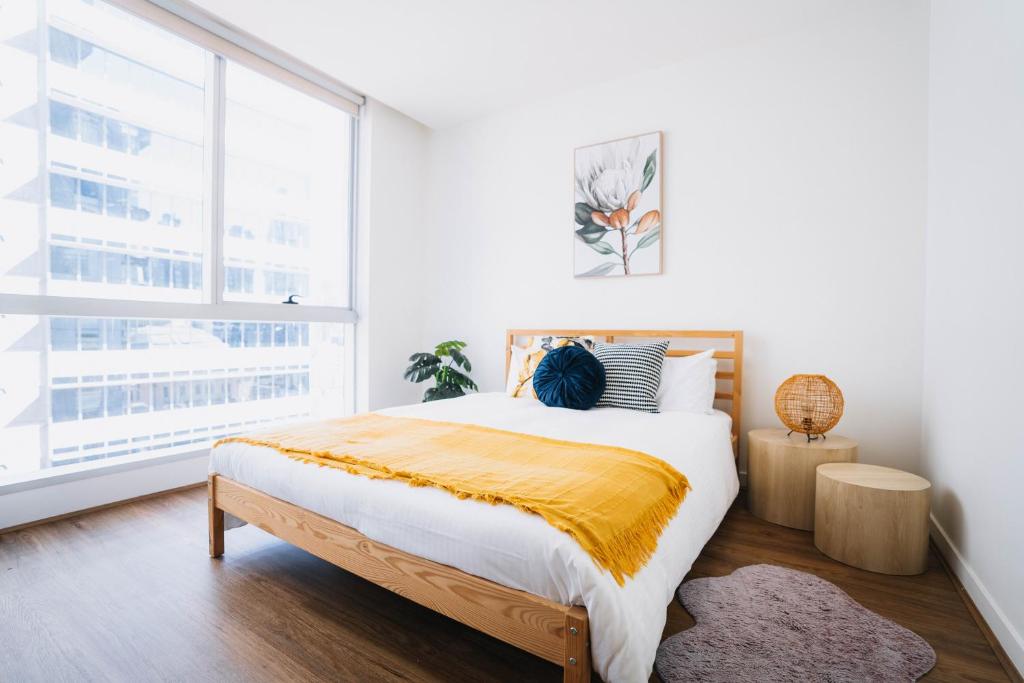 En eller flere senge i et værelse på QV Urban SkyPool Residence